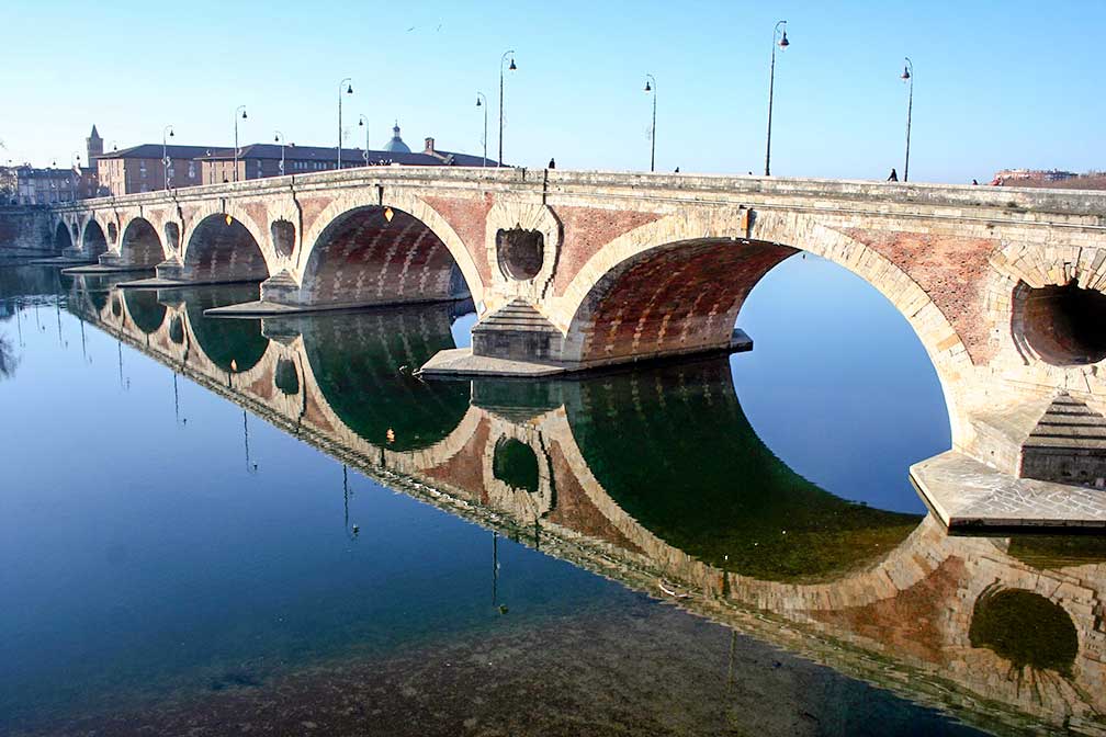 Pont Neuf spans Garonne river in Toulouse, France