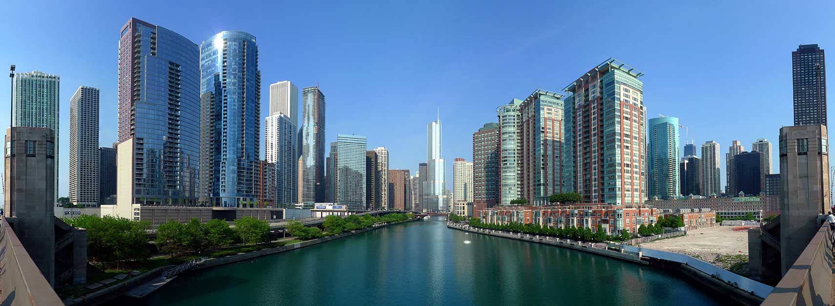 Downtown Chicago at the main branch of the Chicago River