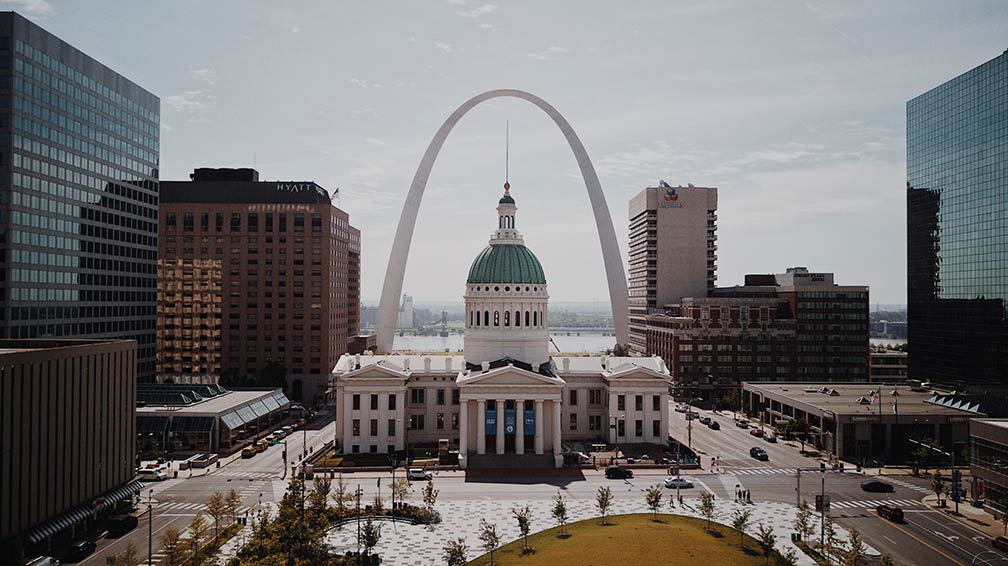 Old County Courthouse and the Gateway Arch in St. Louis, Missouri