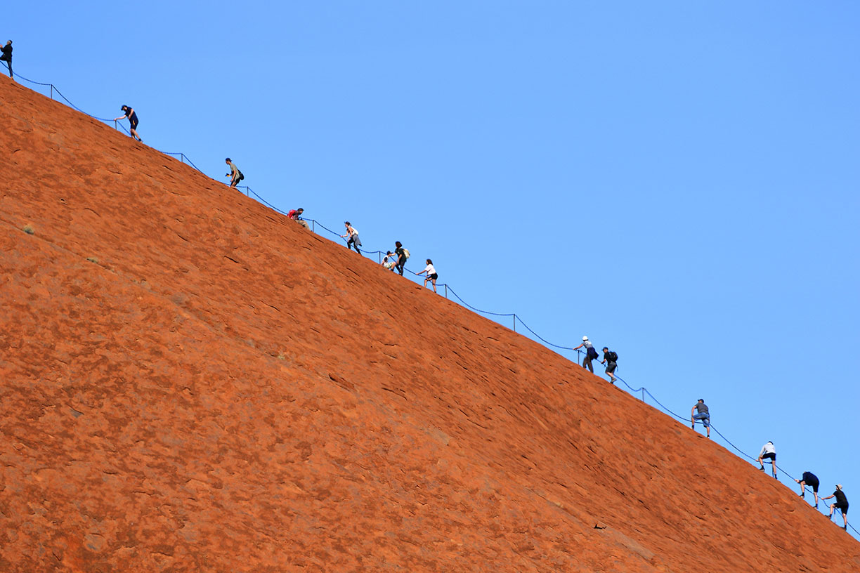 Turisták az Ulurun, Uluru-Kata Tjuta Nemzeti Park, Ausztrália Északi Terület