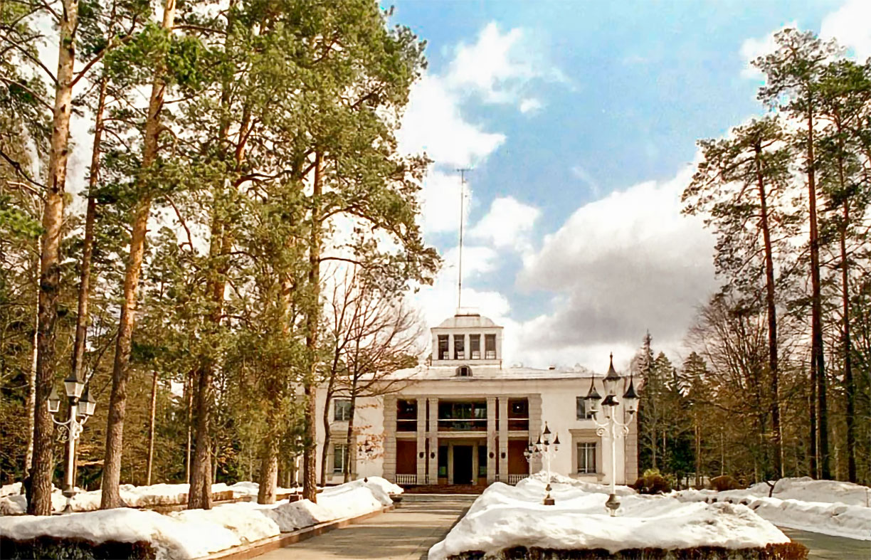 The Viskuli hunting lodge in Belarus, December 1991