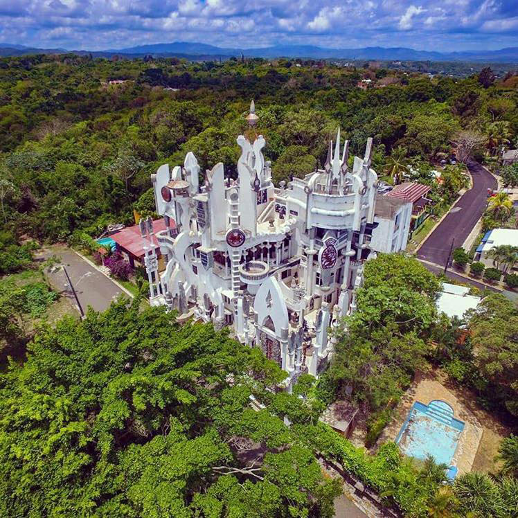 Castillo Mundo King castle and museum in Sosúa, 