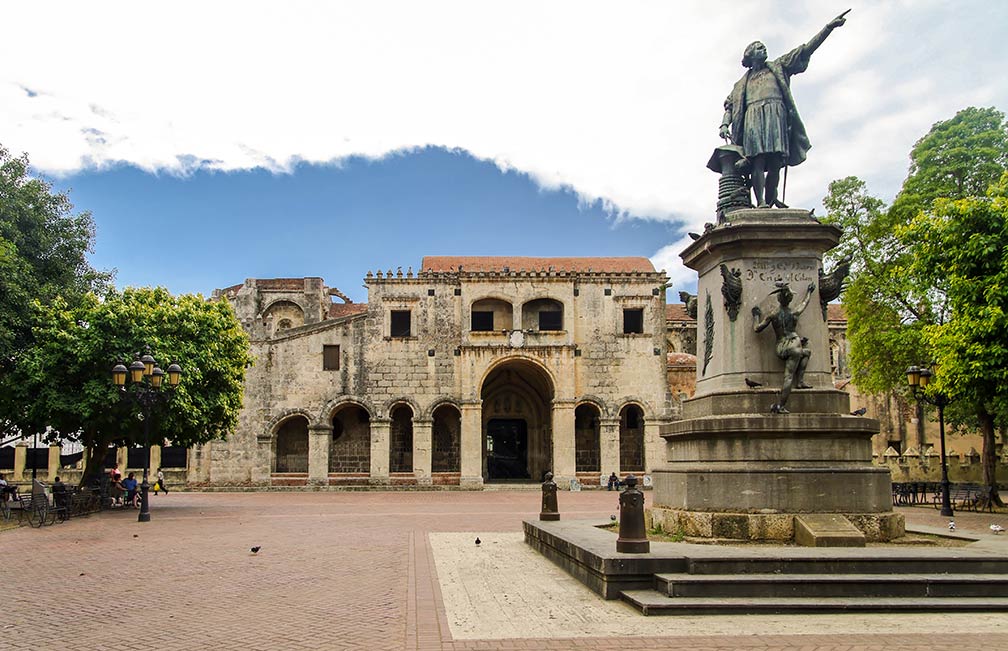 Parque Colón with a statue of Christopher Columbus, Santo-Domingo