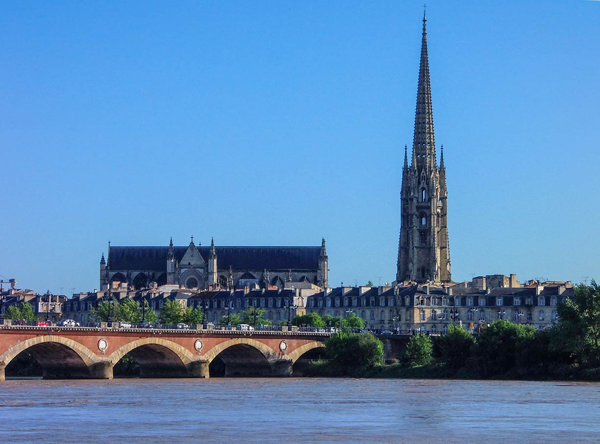 Pont-de-Pierre (bridge) over the Garonne river, with Basilica of St. Michael, Bordeaux 