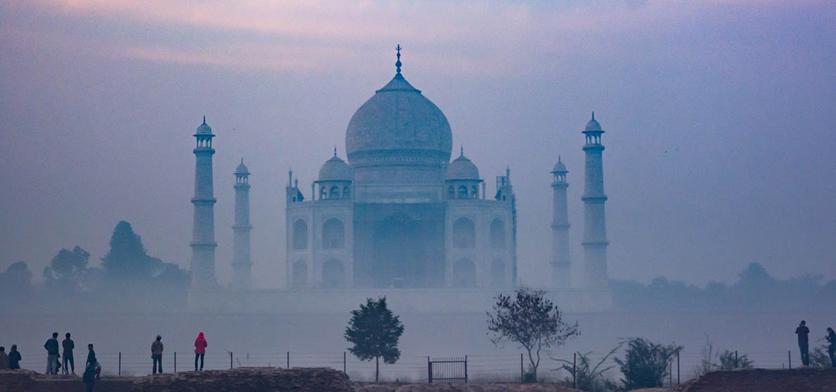 Air pollution in India, the Taj Mahal blanketed by smog