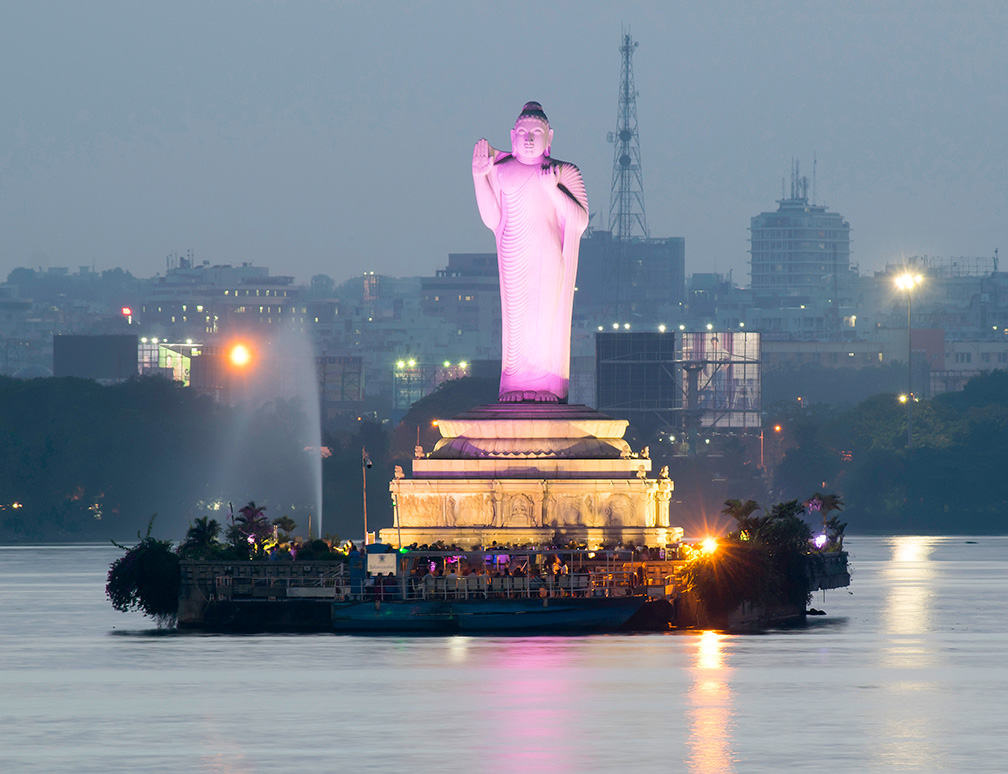 Estatuto do Buda no lago Hussain Sagar 'Pedra de Gibraltar' em Hyderabad, Índia'Rock of Gibraltar' Hussain Sagar lake in Hyderabad, India