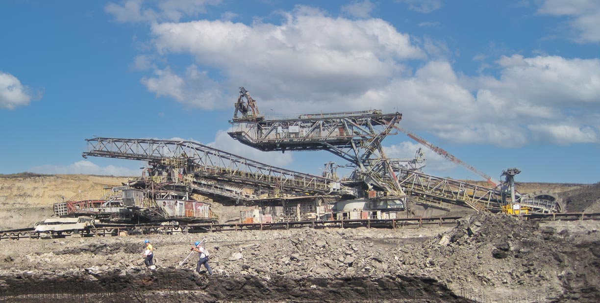 A bucket-wheel excavator in the KOSOVA mine.