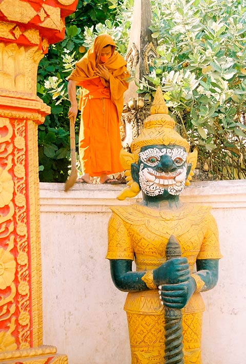 Clean-up day at Wat Si Muang, Vientiane