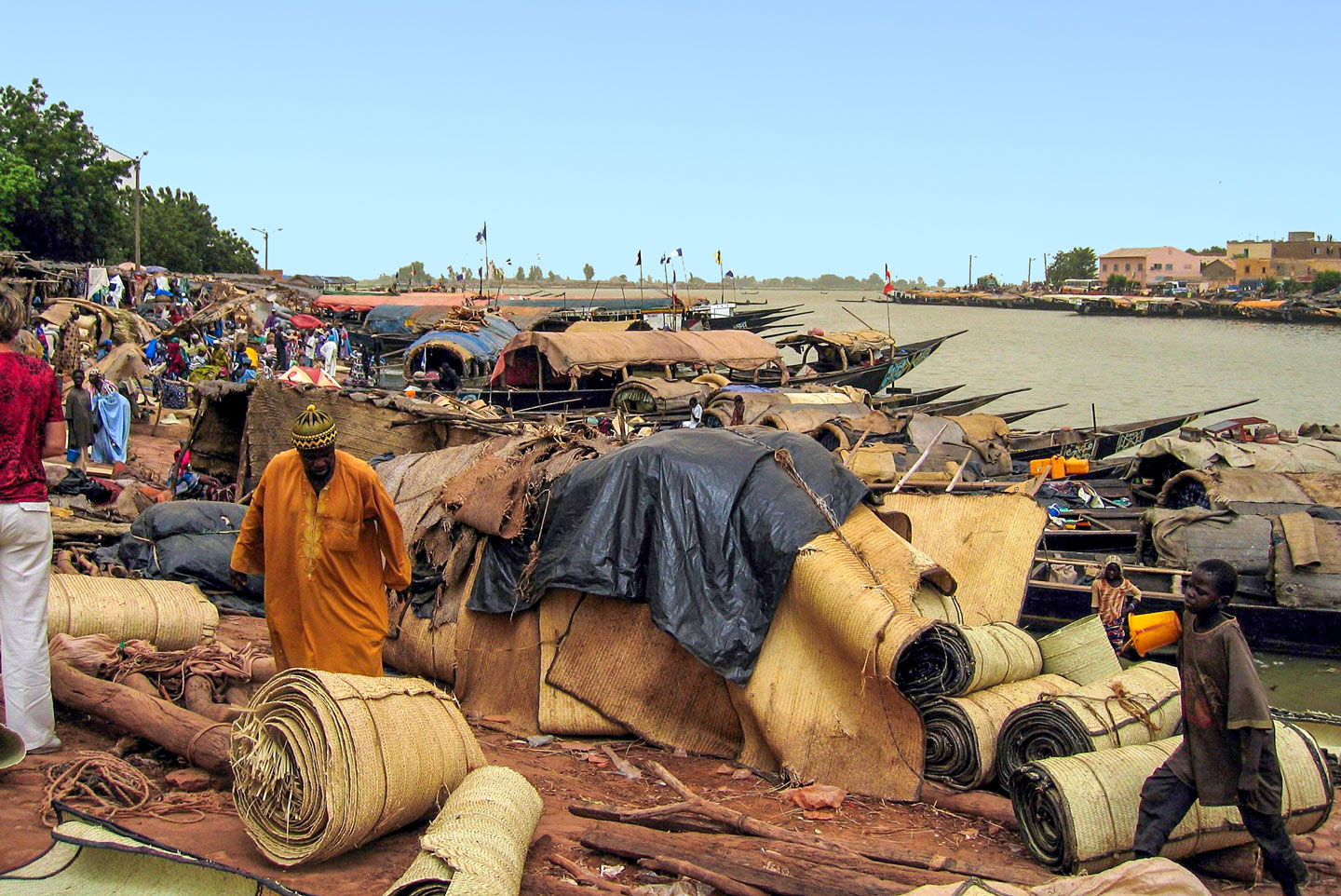 Boats, people and goods in the harbor and at the market in Mopti