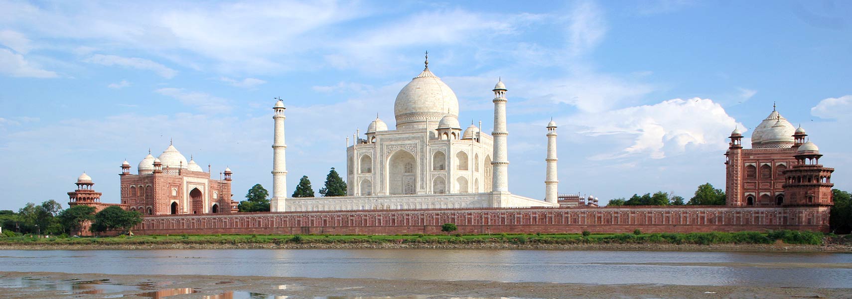 Cuties in Tajmahal