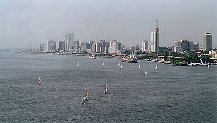 La isla de Lagos desde la isla Victoria, Nigeria