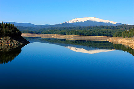 Pătru's peak seen from lake Oaşa