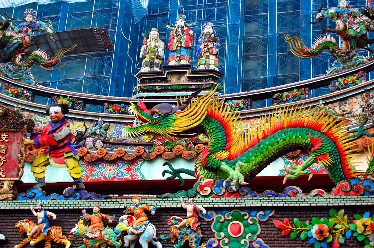 Temple roof in Taipei with the Sanxing deities Fu, Lu, and Shou and a Chinese Dragon