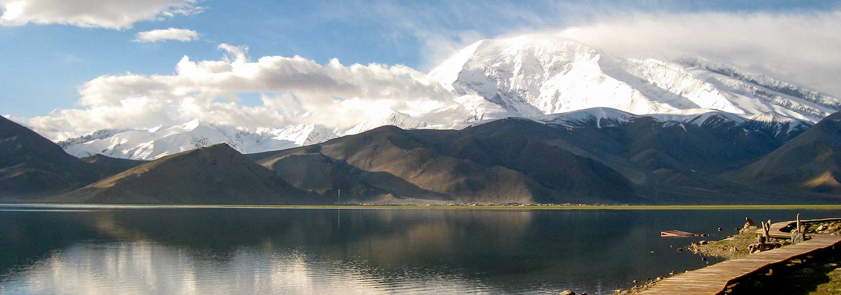 Karakul lake in the Tajik National Park with Pamir Mountains