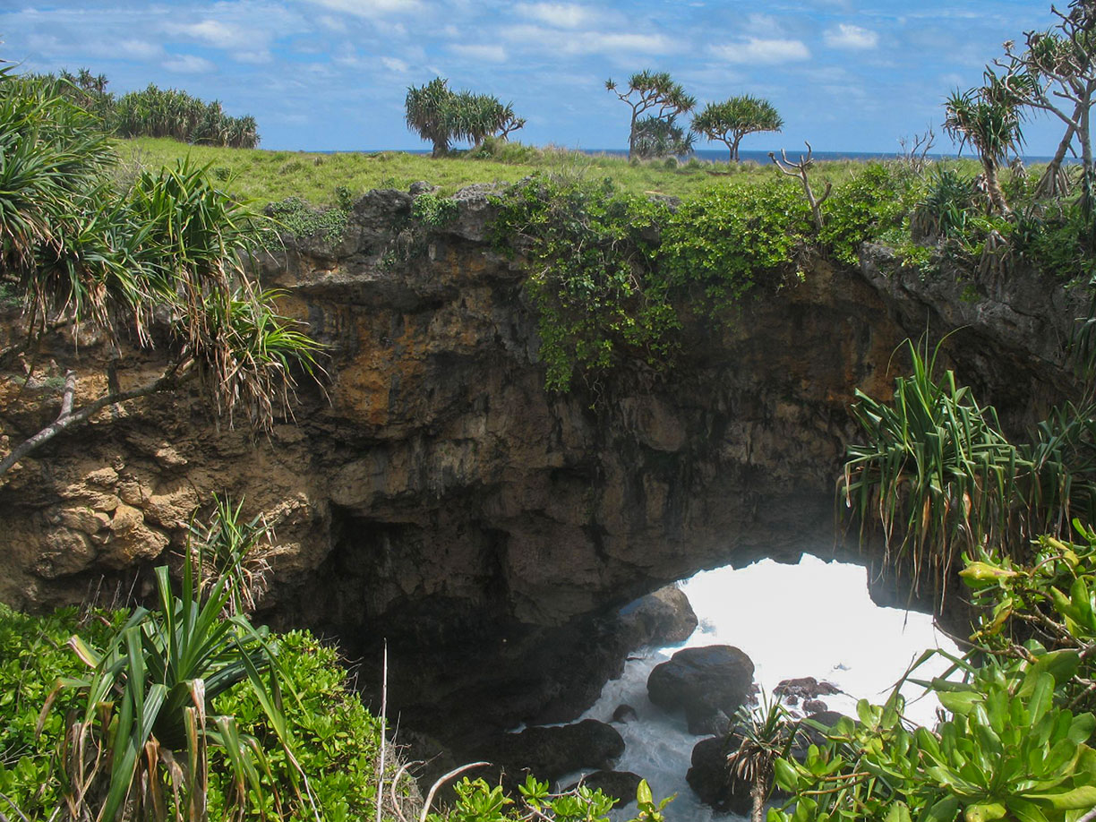 Hufangalupe, a natural arc on Tongatapu, Tonga