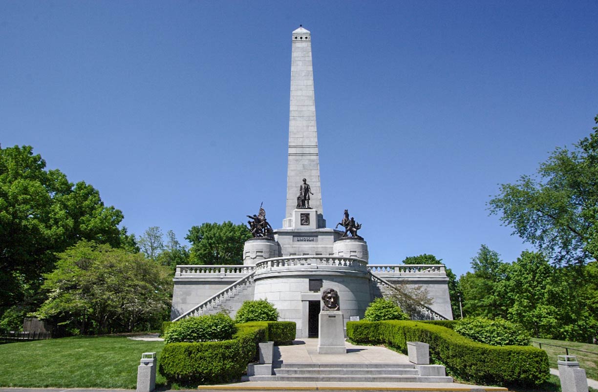 Abraham Lincoln's tomb at Oak Ridge Cemetery in Springfield IL