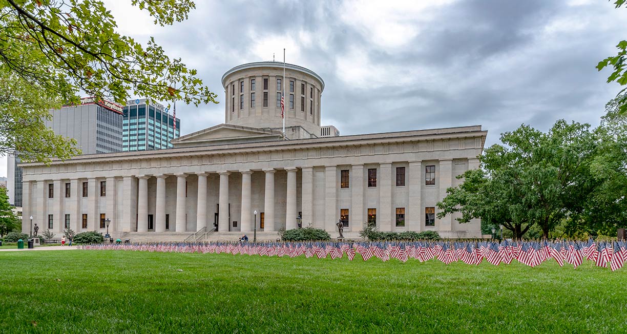 9/11 memorial, 2,977 flag w Ohio Statehouse na Capitol Square, Columbus, Ohio, USA