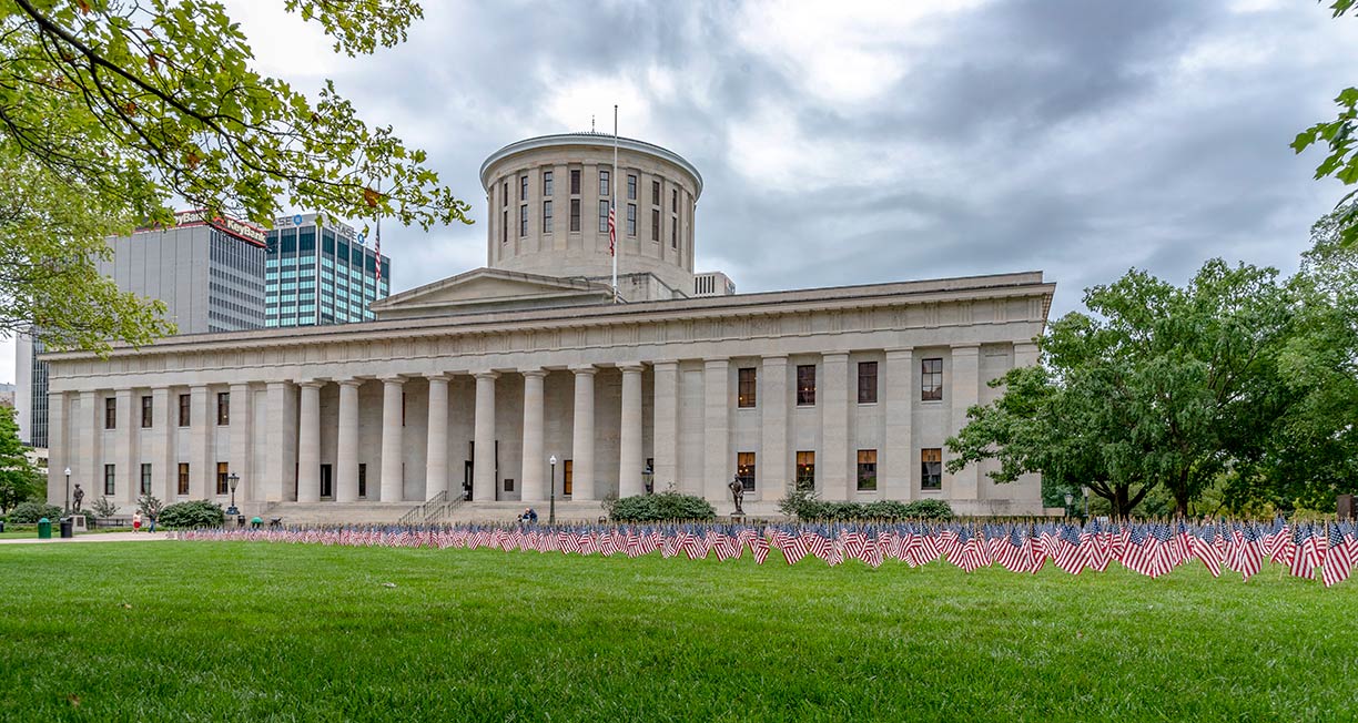 9/11 emlékmű, 2977 zászló az Ohio Statehouse-on a Capitol Square-en, Columbus, Ohio, USA