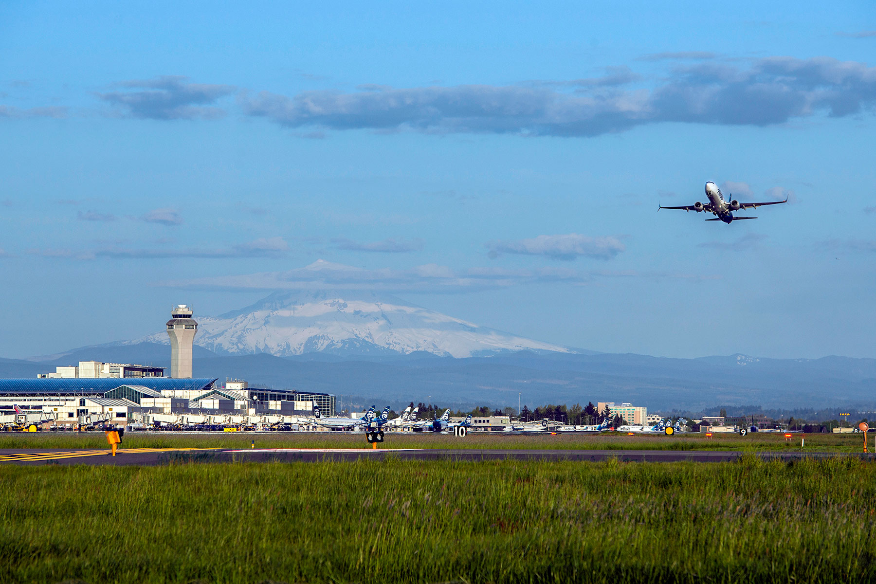 Starting airplane at Oregon's largest airport, PDX is in Portland.