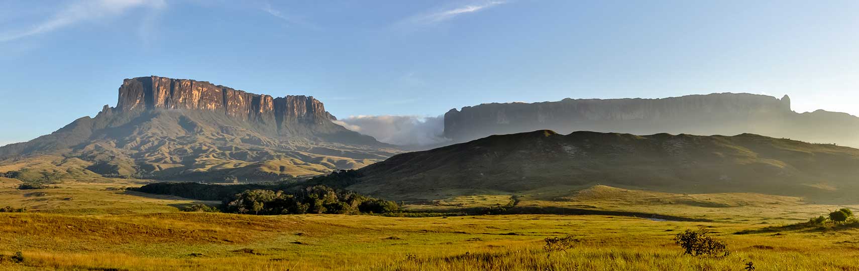 Kukenán (left) and Roraima table mounts (tepui) in the Guayana Region of Venezuela